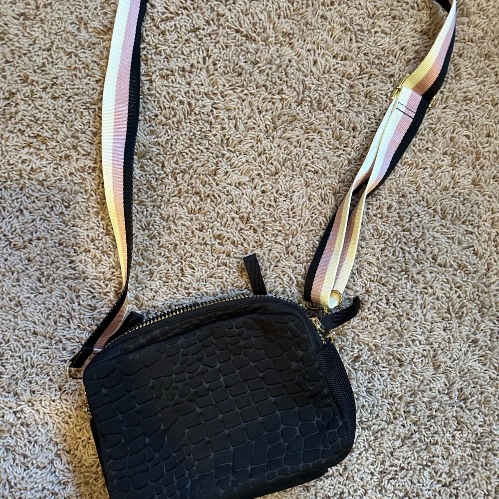 STELLA and DOT crush it camera bag crossbody bag in black with bonus strap